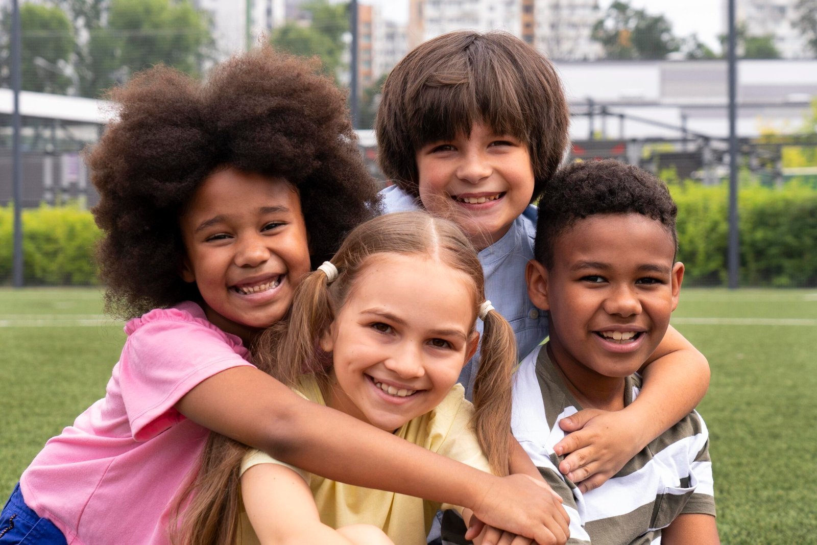enfants-souriants-de-plan-moyen-posant-ensemble-scaled-1-1-1.jpg