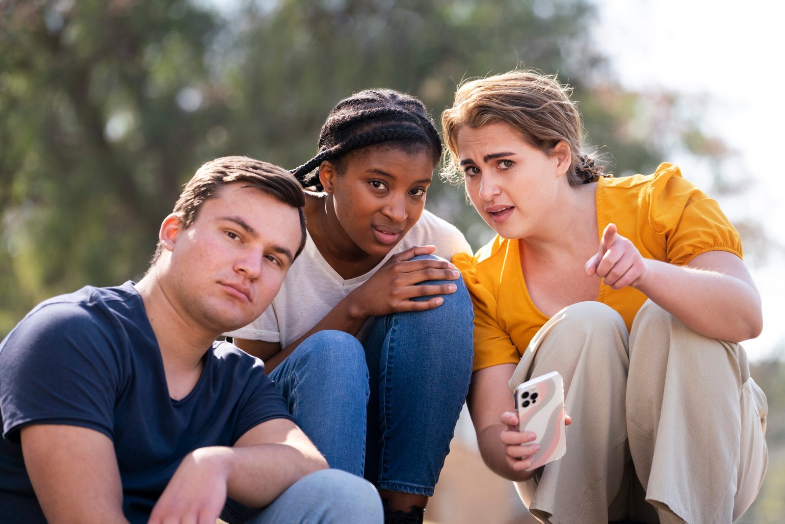 groupe-d-amis-critiquant-et-jugeant-d-autres-personnes-scaled-1.jpg