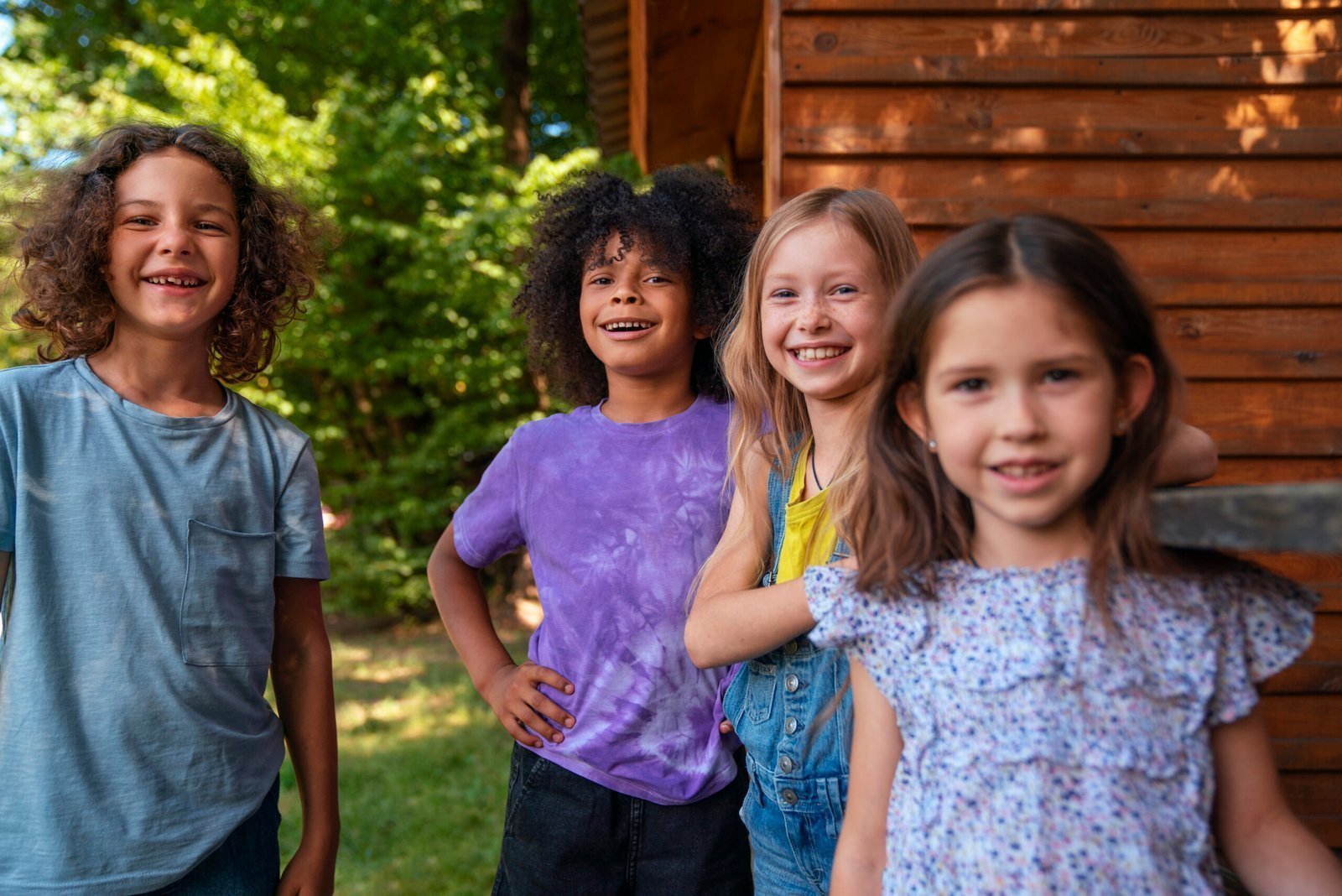 vue-de-face-des-enfants-souriants-a-l-exterieur-scaled-1-1-1.jpg